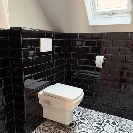 Art And Elegance, Family Friendly 2bedroom Near Frankfurt Airport, Free Parking *