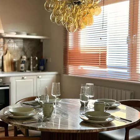 Art And Elegance, Family Friendly 2bedroom Near Frankfurt Airport, Free Parking