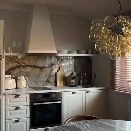 Art And Elegance, Family Friendly 2bedroom Near Frankfurt Airport, Free Parking *