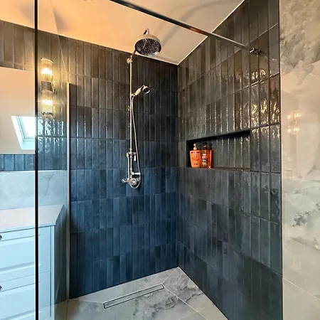 Art And Elegance, Family Friendly 2bedroom Near Frankfurt Airport, Free Parking *