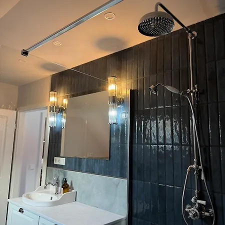 Art And Elegance, Family Friendly 2bedroom Near Frankfurt Airport, Free Parking *