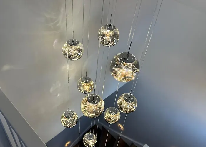 Art And Elegance, Family Friendly 2bedroom Near Frankfurt Airport, Free Parking *