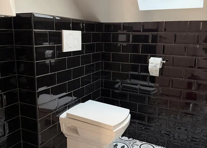 Art And Elegance, Family Friendly 2bedroom Near Frankfurt Airport, Free Parking *