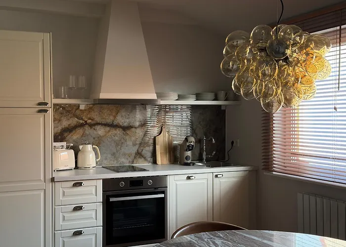 Art And Elegance, Family Friendly 2bedroom Near Frankfurt Airport, Free Parking *