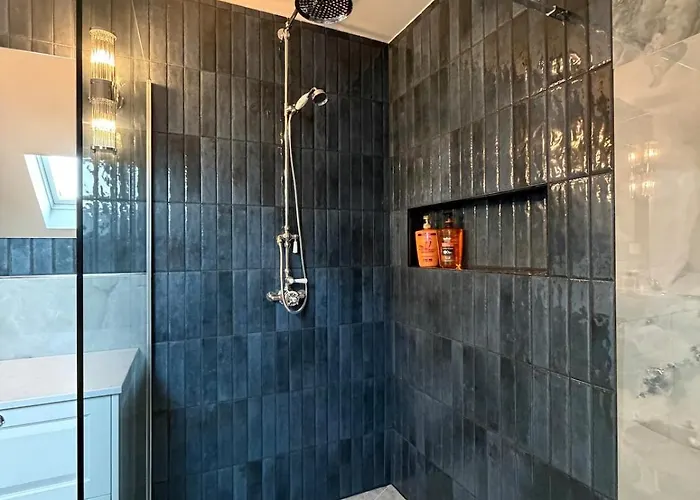 Art And Elegance, Family Friendly 2bedroom Near Frankfurt Airport, Free Parking *