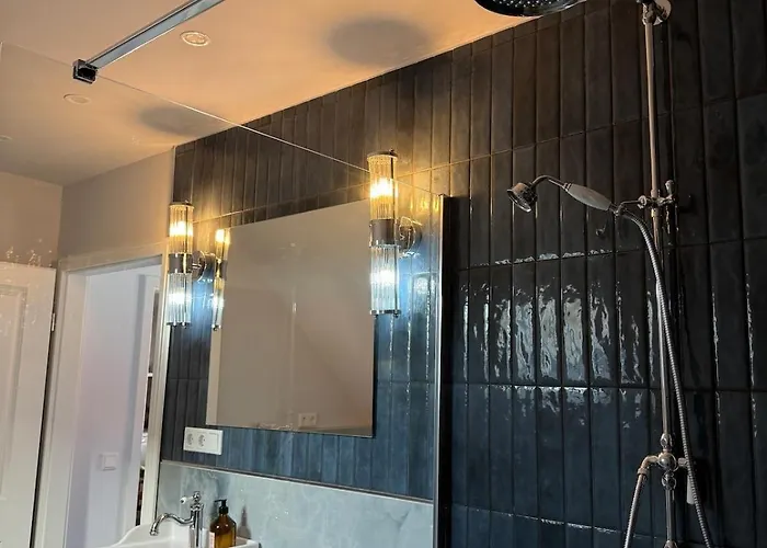 Art And Elegance, Family Friendly 2bedroom Near Frankfurt Airport, Free Parking *